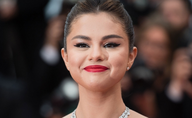 Talas Belediyesi Selena Gomeze'e başörtüsü taktı