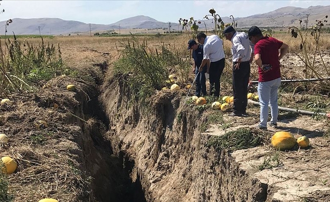 Tarım arazisinde oluşan yarık köylüleri tedirgin etti