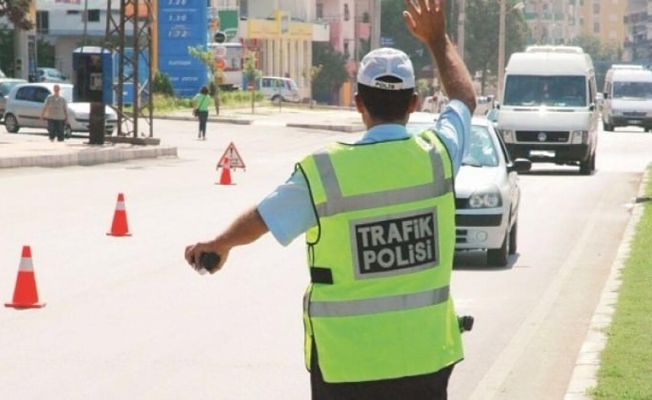 Arabada sigara içenlere ceza kesildi