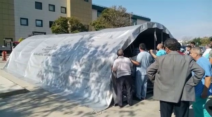 Deprem sonrası hastanenin bahçesine çadır kuruldu