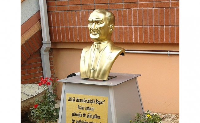 Çiğli belediyesinden okullara Atatürk büstü
