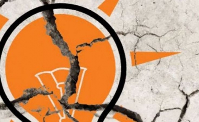 Eski AKP'li açıkladı: Bir yılda yüzbinlerce istifa