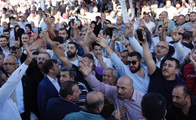 Karamollaoğlu'nun konuşmasını engellediler!
