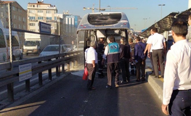 Metrobüste yangın! Seferlerde aksama yaşanıyor