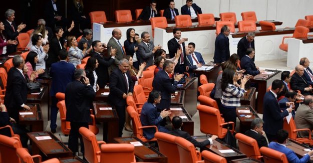 HDP'li vekillerden alkışlı protesto