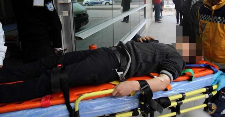 16 yaşındaki genç harakiri yapıp kendini yaraladı