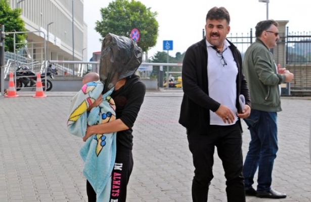Hırsızlık şüphelisi kadın kafasına siyah poşet geçirdi 'nasıl poz' dedi