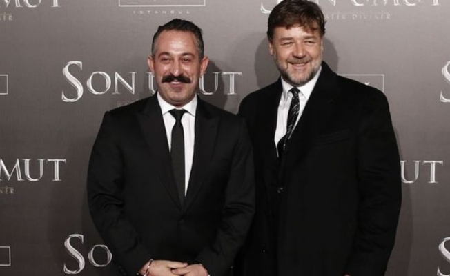 Cem Yılmaz’dan Russell Crowe paylaşımı: Amcaoğlu olsa yapmaz