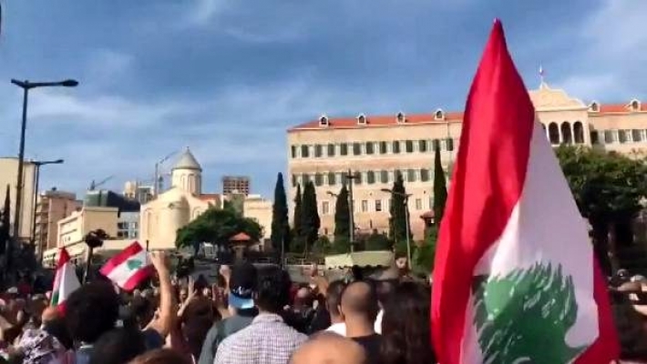 Lübnan halkı sokaklarda