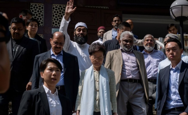 Hong Konglu yetkililer, camiyi ziyaret etti, özür diledi