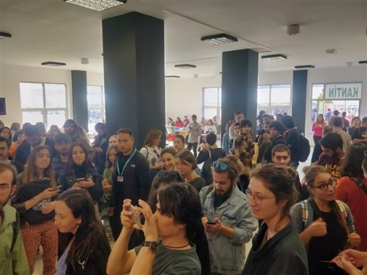 Üniversite kantininde AKP toplantısına öğrencilerden tepki