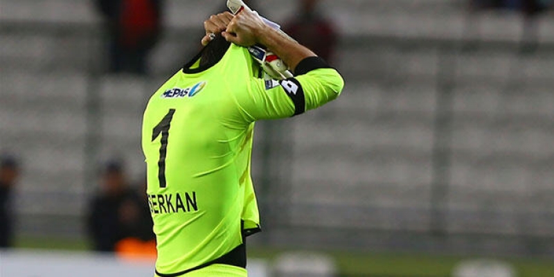 Konyaspor kalecisi Serkan Kırıntılı futbol tarihine geçti