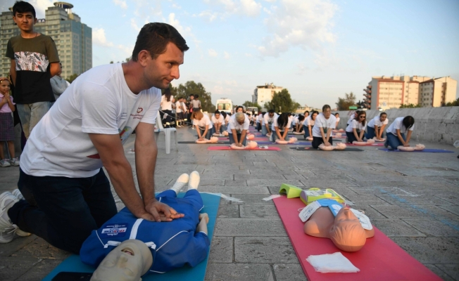 Taşköprü üzerinde kalp masajı eğitimi