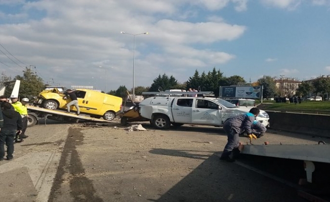 Hafif ticari araç ile kamyonet çarpıştı: 6 yaralı