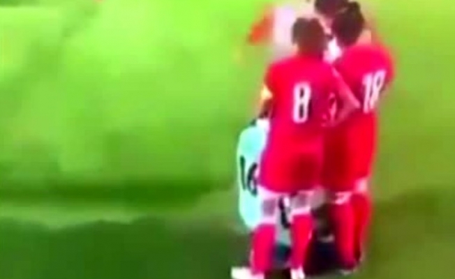 Başörtüsü açılan kadın futbolcuya kalkan oldular