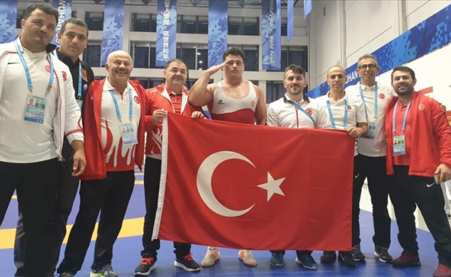 Bir madalya da Rıza Kayaalp'ten