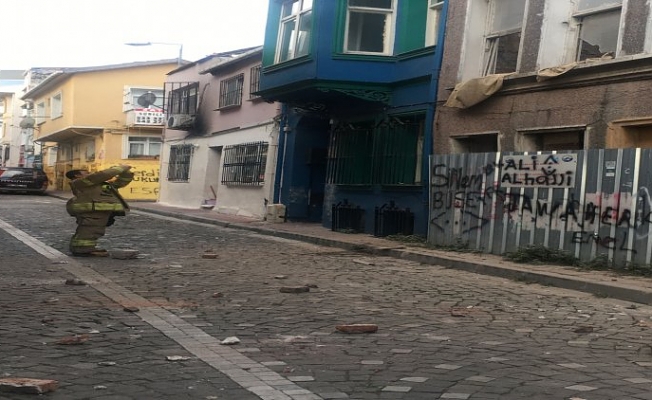 Fatih'te metruk bina kısmen çöktü