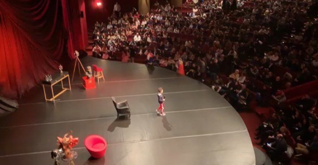 Cem Yılmaz'ın yeni gösterisinde oğlu sahneye çıktı