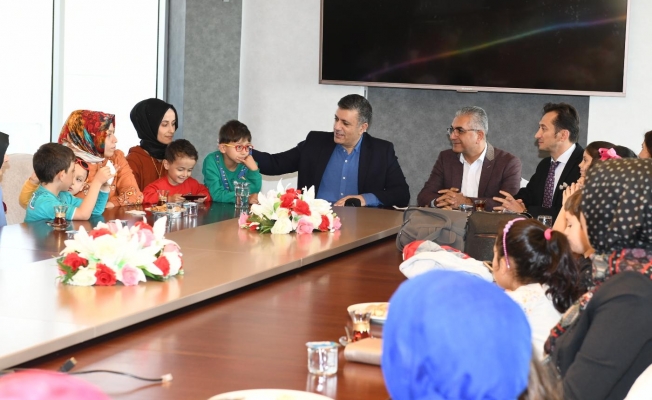 Başkan Bozkurt’tan 60 çocuğa gözlük