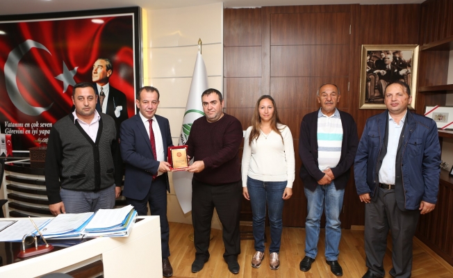 Şehit Aileleri ve Gaziler Derneği’nden Başkan Özcan’a teşekkür plaketi