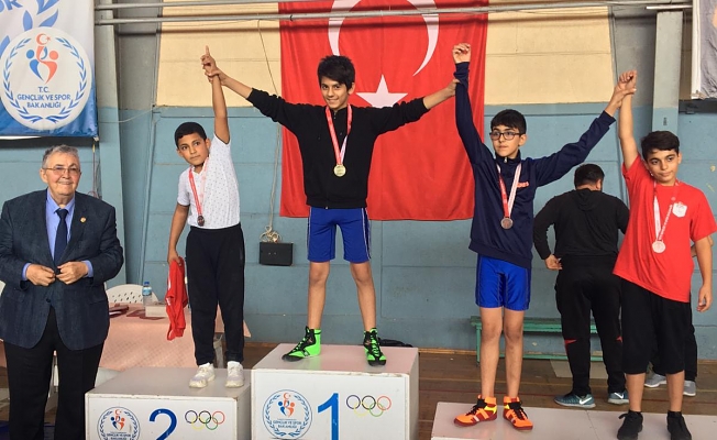 İzmir Bayraklılı güreşçiler madalyaları topladı