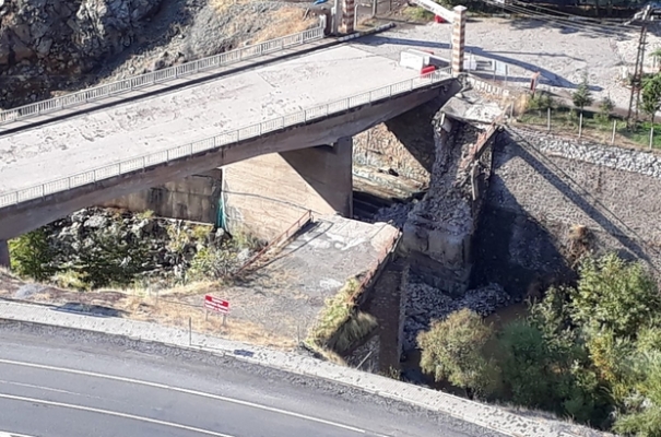 Tarihi köprü çöktü