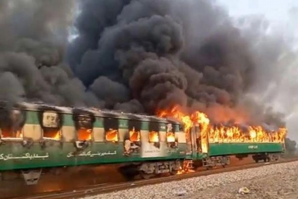 Pakistan'da tren alev aldı