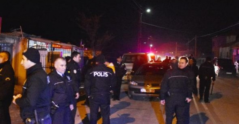 Bıçaklı kavga: 1 ölü, 1'i polis 4 yaralı