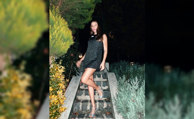 Serenay Sarıkaya’dan 13 bin liralık mini elbise
