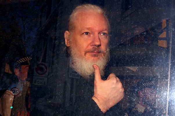Assange'ın babası konuştu: Oğlum iyi değil