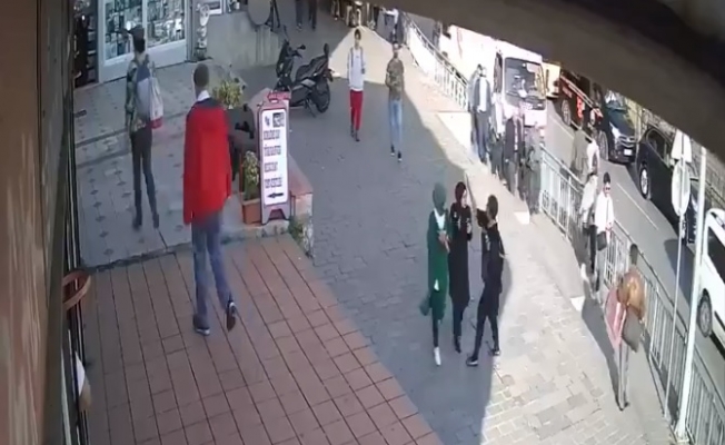 Karaköy'de bir kadın, genç kıza saldırdı