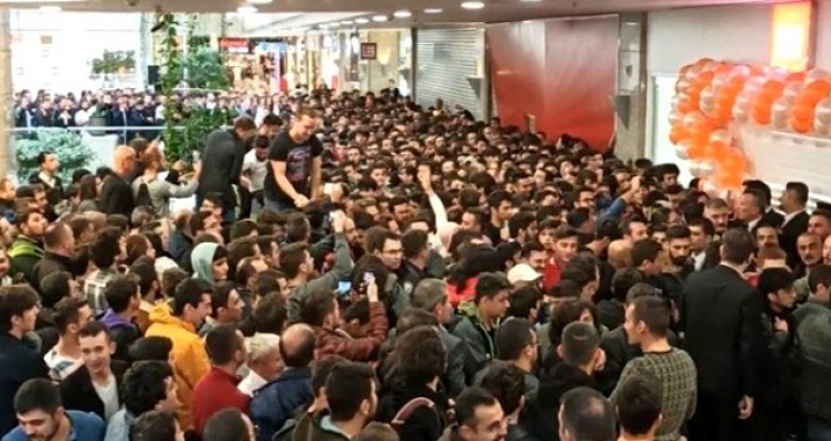 Mi Store açılışında izdiham