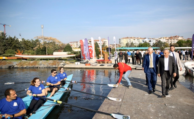 Küçükçekmece Gölü’nde kürek yarışları