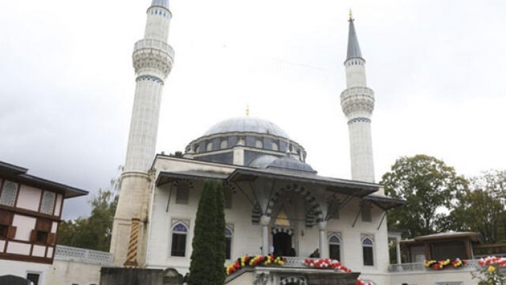 Berlin'de camiye bombalı saldırı tehdidi