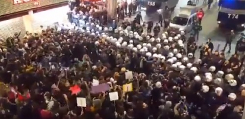 Kadın yürüyüşüne polis müdahalesi