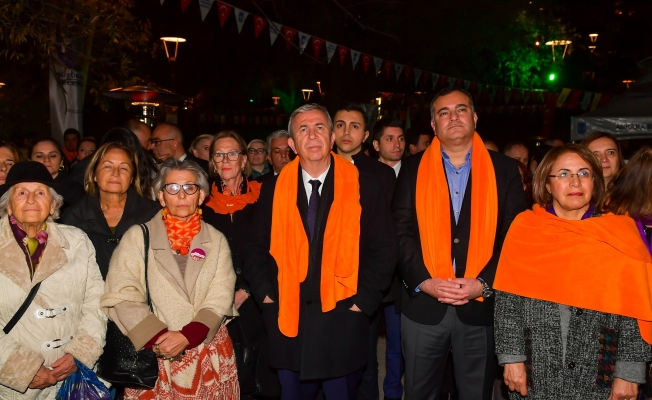 Şiddete ışıklarla dikkat çektiler