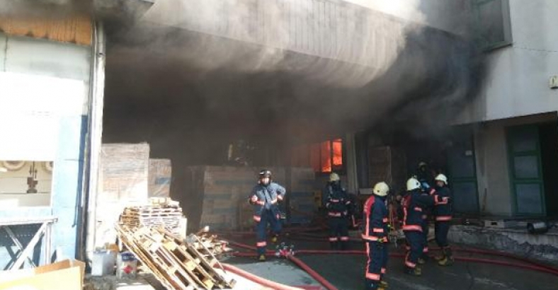 Esenyurt'ta fabrika deposunda yangın