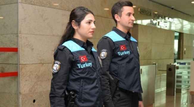 MHP'den pasaport polislerinin kıyafetlerine tepki: 'İlkokul çocukları gibi'