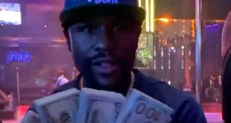 Floyd Mayweather dansçılara 100 bin dolar dağıttı