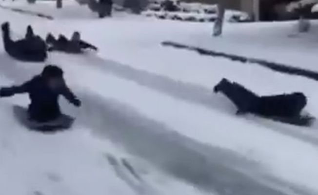 Karda kayan çocukları polise şikayet ettiler, gelen polisler bakın ne yaptı...
