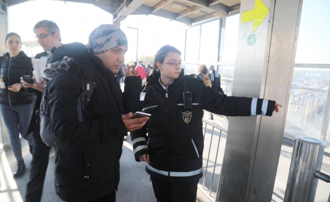 Kadın güvenlikçiler metrobüste görevde