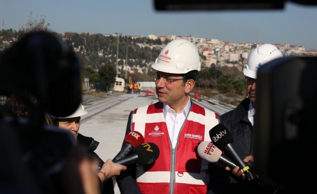 İmamoğlu: Çıplak ayakla espriyi becerememiş