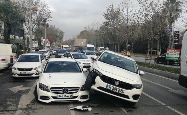 Araba arabanın üstüne bindi