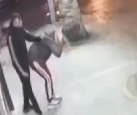 Genç kızı sokak ortasında dövdü