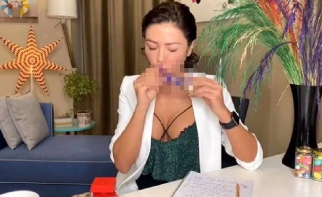Kadın cinayetlerine tepki çekmek için vibratör öptü