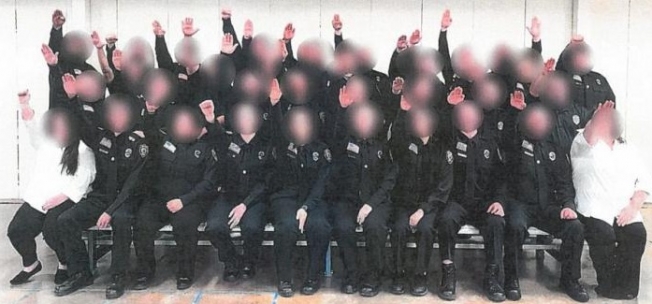 Nazi selamı vererek hatıra fotoğrafı çektiren cezaevi çalışanları açığa alındı
