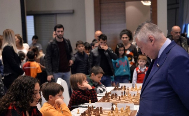 12 yaşındaki satranç sporcusu Karpov ile berabere kaldı