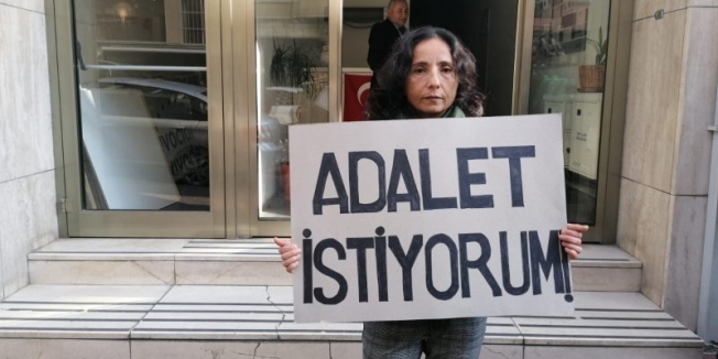 Eski çalışanından Greenpeace önünde tazminat eylemi
