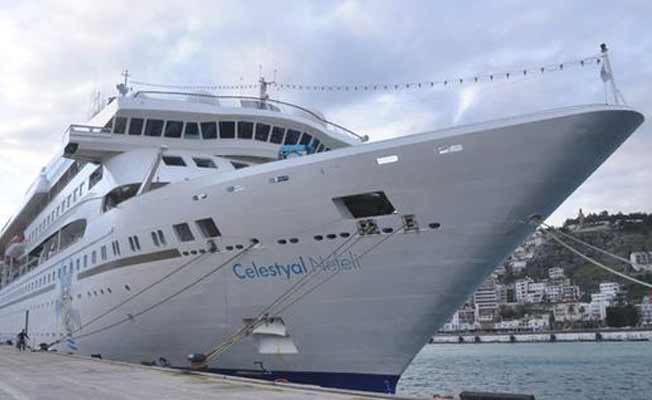 İlk kruvaziyer gemisi Kuşadası'na yanaştı