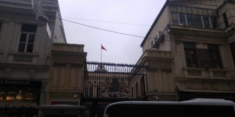 Hollanda protestosu: Başkonsolosluğa Türk bayrağı çekildi
